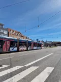 Aarhus letbanelinje L2 med lavgulvsledvogn 1104-1204 på Nørrebrogade (2023)