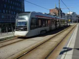 Aarhus letbanelinje L2 med lavgulvsledvogn 2104-2204 ved Dokk1 (2023)