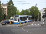 Amsterdam sporvognslinje 14 med lavgulvsledvogn 2086 på Alexanderplein (2009)