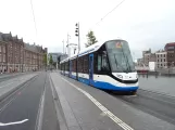 Amsterdam sporvognslinje 24 med lavgulvsledvogn 3041 ved Centraal Station (2022)