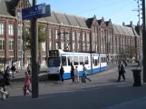 Amsterdam sporvognslinje 24 med ledvogn 817 ved Centraal Station (2009)