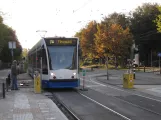 Amsterdam sporvognslinje 7 med lavgulvsledvogn 2102 på Frederiksplein (2009)