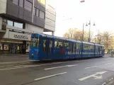 Augsburg sporvognslinje 1 med ledvogn 812 nær Königsplatz (2010)