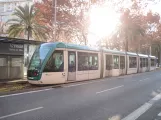 Barcelona sporvognslinje T4 med lavgulvsledvogn 14 ved Selva de Mar (2015)