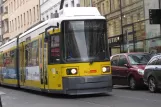 Berlin hurtiglinje M1 med lavgulvsledvogn 1080 på Oranienburger Strasse (2012)