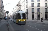 Berlin hurtiglinje M1 med lavgulvsledvogn 1104 nær Rosenthaler Platz (2012)