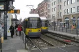 Berlin hurtiglinje M10 med lavgulvsledvogn 2015 ved S+U Warschauer Straße (2007)