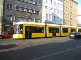 Berlin hurtiglinje M10 med lavgulvsledvogn 4017 nær Arnswalder Platz (2016)