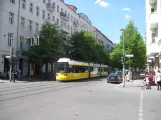 Berlin hurtiglinje M13 med lavgulvsledvogn 1071 tæt på Wühlischstr. / Gärtnerstr. (2016)