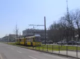 Berlin hurtiglinje M17 med lavgulvsledvogn 1530 nær Benno-König-Str. (2022)