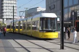 Berlin hurtiglinje M4 med lavgulvsledvogn 8023 på Alexanderplatz (2012)