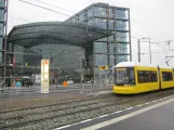 Berlin hurtiglinje M5 med lavgulvsledvogn 8018 foran Hauptbahnhof (2015)