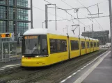 Berlin hurtiglinje M5 med lavgulvsledvogn 8018 ved S+U Hauptbahnhof (2015)