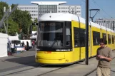 Berlin hurtiglinje M5 med lavgulvsledvogn 8022 ved U Alexanderplatz (2012)