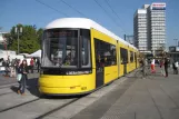 Berlin hurtiglinje M5 med lavgulvsledvogn 8025 på Alexanderplatz (2012)