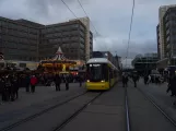 Berlin hurtiglinje M5 med lavgulvsledvogn 9090 på Alexanderplatz (2018)