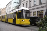 Berlin hurtiglinje M6 med lavgulvsledvogn 1025 på Oranienburger Strasse (2012)