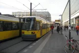 Berlin hurtiglinje M6 med lavgulvsledvogn 1052 ved S+U Alexanderplatz/Gontardstraße (2007)