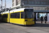 Berlin hurtiglinje M6 med lavgulvsledvogn 1084 på Alexanderplatz (2012)