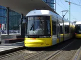 Berlin hurtiglinje M8 med lavgulvsledvogn 8004 ved Hauptbahnhof (2019)