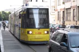 Berlin sporvognslinje 12 med lavgulvsledvogn 1023 ved Niederbarnimstr. (2012)