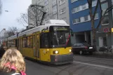 Berlin sporvognslinje 12 med lavgulvsledvogn 2001 nær Rosenthaler Platz (2007)