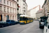 Berlin sporvognslinje 15 med lavgulvsledvogn 2044 nær Alte Schönhauser Straße (2002)