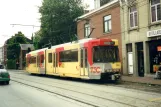 Charleroi regionallinje 88 med ledvogn 7425 ved Anderlues Monument (2002)