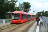 Chemnitz regionallinje C11 med lavgulvsledvogn 413 "Stollberg" ved Treffurthstraße (2015)