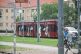 Dessau sporvognslinje 3 med lavgulvsledvogn 307 nær Bauhaus Museum (2015)