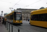 Dresden sporvognslinje 11 med lavgulvsledvogn 2809 på Theaterplatz (2006)