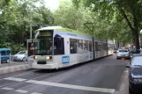 Düsseldorf sporvognslinje 706 med lavgulvsledvogn 2140 ved Scnillerplatz (2010)