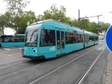 Frankfurt am Main sporvognslinje 21 med lavgulvsledvogn 026 "Tel Aviv" ved Niederräder Landstraße (2024)