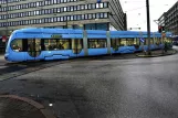 Helsingfors sporvognslinje 6 med lavgulvsledvogn 2263 på Kaivokatu/Brunnsgatan (2008)