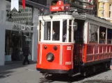 Istanbul Nostalgilinje T2 med motorvogn 223, forsiden İstiklal Cd (2008)