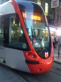 Istanbul regionallinje T1 med lavgulvsledvogn 822 på Muradiye Cd (2014)