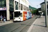 Jena sporvognslinje 5 med lavgulvsledvogn 617 ved Stadtzentrum  Holzmarkt (2003)