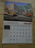 Kalender: San Francisco kabelbane Powell-Mason med kabelsporvogn 15 foran Cable Car Museum (2023)