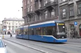 Kraków sporvognslinje 8 med lavgulvsledvogn 2030 ved Stradom (2011)