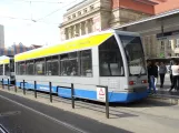 Leipzig sporvognslinje 1 med lavgulvsbivogn 923 ved Hauptbahnhof (2019)