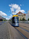 Leipzig sporvognslinje 4 med lavgulvsledvogn 1015 på Tröndlinring (2023)