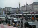 Linz sporvognslinje 2 med lavgulvsledvogn 029 ved Hauptplatz (2009)