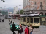 Linz sporvognslinje 50 med lavgulvsledvogn 501 ved Hauptplatz (2009)