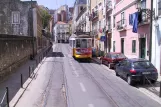 Lissabon sporvognslinje 28E med motorvogn 557 på Rua das Escolas Gerais (2003)