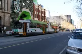 Melbourne sporvognslinje 1 med ledvogn 2106 nær Lincoln Square/Swanston Street (2010)