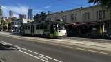 Melbourne sporvognslinje 57 med motorvogn 145 på Victoria Street (2024)