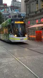 Melbourne sporvognslinje 86) med lavgulvsledvogn 6042 tæt på Swanston Street/Bourke Street (2024)