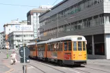 Milano sporvognslinje 12 med ledvogn 4843 på Via Langa (2009)