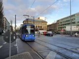 München sporvognslinje 18 med lavgulvsledvogn 2125 udenfor Hauptbahnhof (2020)