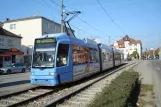 München sporvognslinje 20 med lavgulvsledvogn 2210 ved Delkovenstraße (2007)